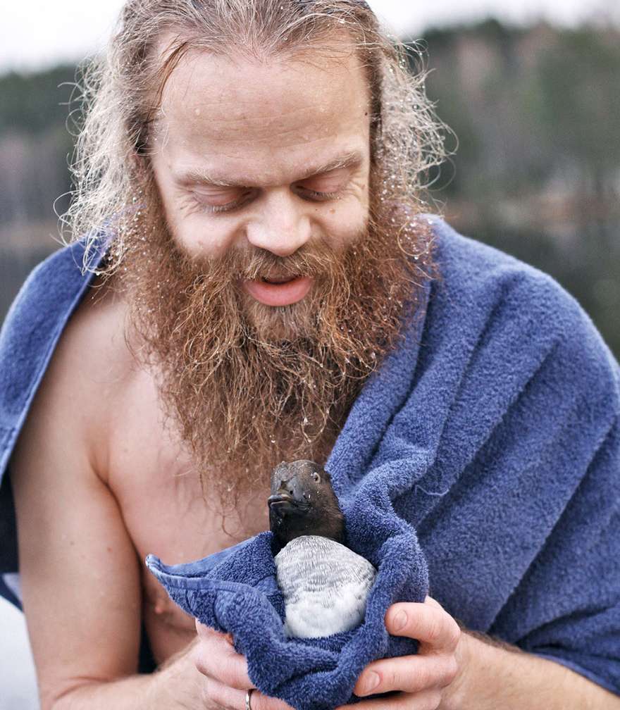 A Norwegian guy plunges into a frozen river to rescue a duck