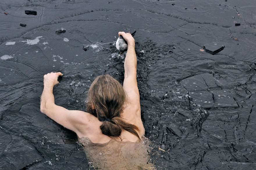 A Norwegian guy plunges into a frozen river to rescue a duck