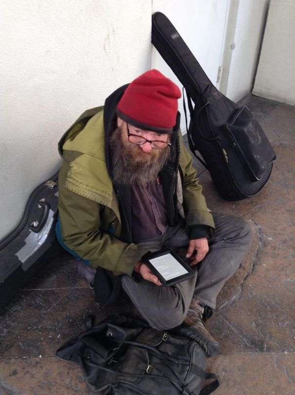 A kind man gave his kindle to a homeless man