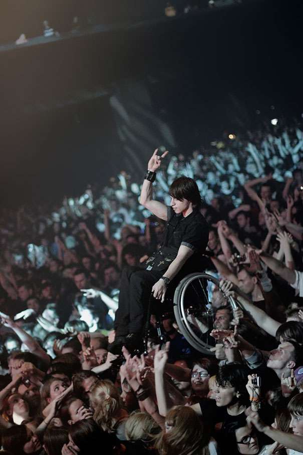 Fans hold handicapped friend during the Korn concert in Moscow 