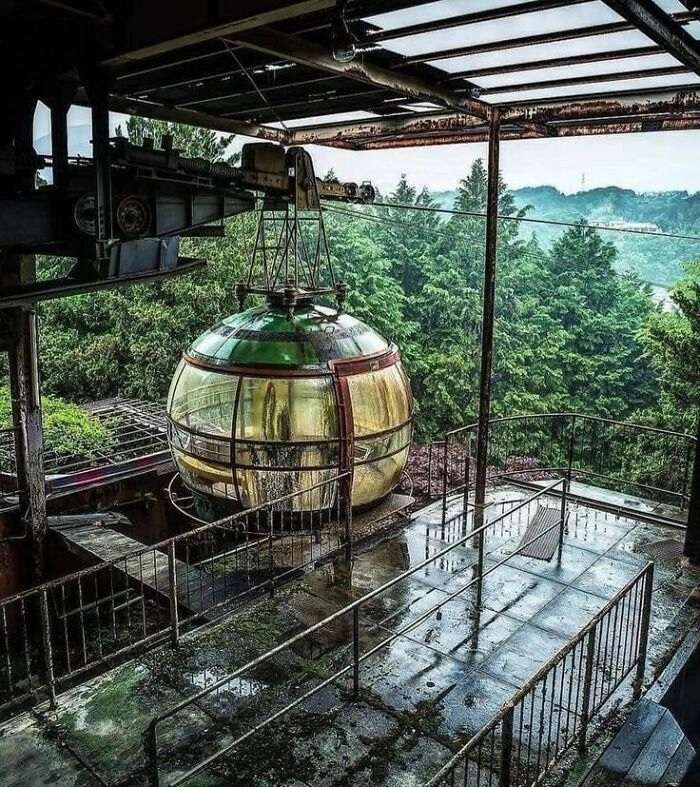 Alt: Spaceship Ropeway - abandoned cable car station in Japan 