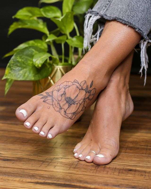 leg tattoos for women, lower leg tattoos for women, lower leg tattoo designs for women, female thigh tattoos history, history of female lower leg tattoos