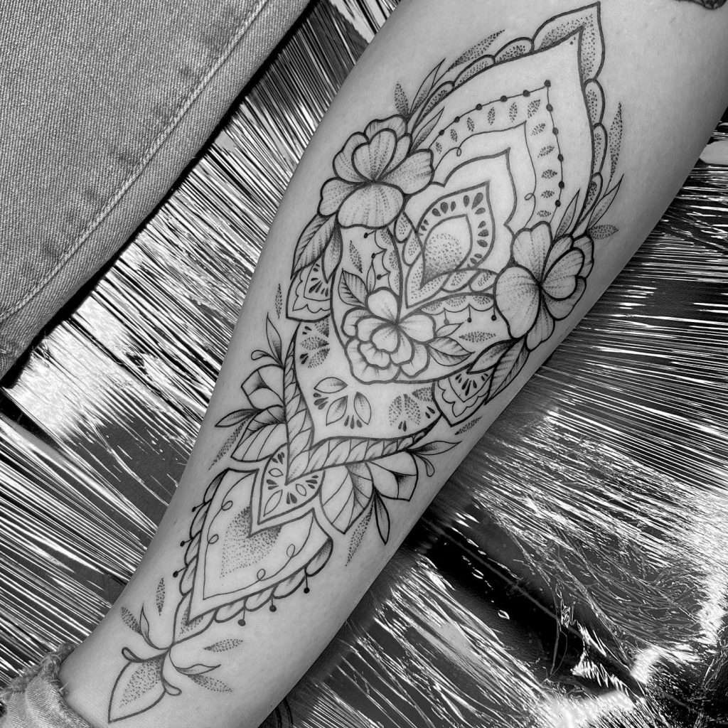 leg tattoos for women, lower leg tattoos for women, lower leg tattoo designs for women, female thigh tattoos history, history of female lower leg tattoos