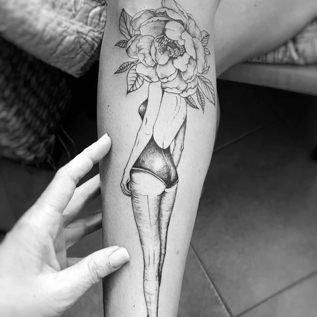 leg tattoos for women, lower leg tattoos for women, lower leg tattoo designs for women, female thigh tattoos history, history of female lower leg tattoos