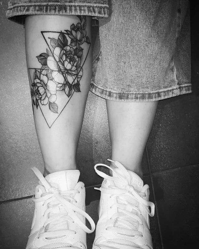 leg tattoos for women, lower leg tattoos for women, lower leg tattoo designs for women, female thigh tattoos history, history of female lower leg tattoos