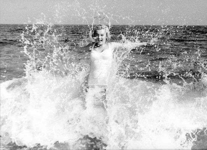 marilyn monroe photoshoot,marilyn monroe famous picture,marilyn monroe iconic photo,marilyn monroe beach,monroe beach