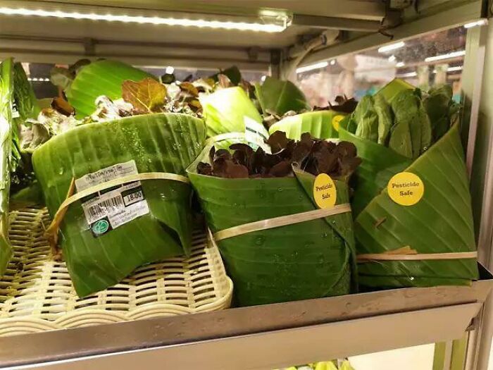This supermarket in Thailand uses banana leave for packing instead of plastic.