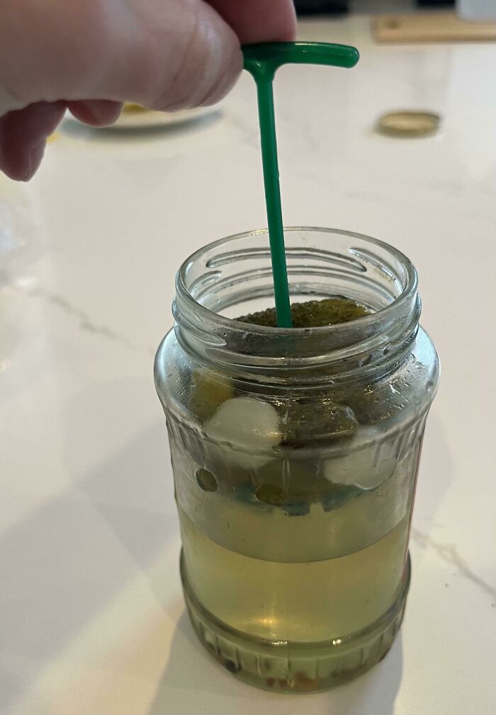 This handle in this pickle jar allows you to retrieve the pickles more easier