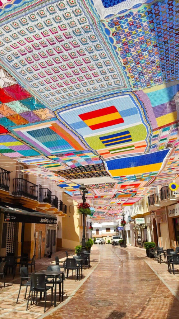 Eva Pacheco, the Spanish rochet teacher, and his students made a colorful canopy to cover the whole shopping district of Malaga.