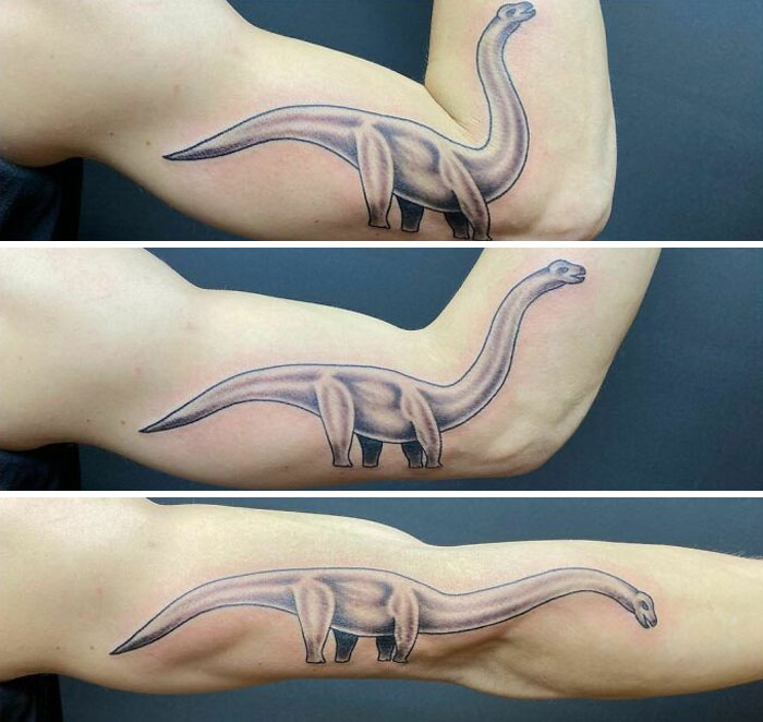 Dinosaur tattoo with the head moving