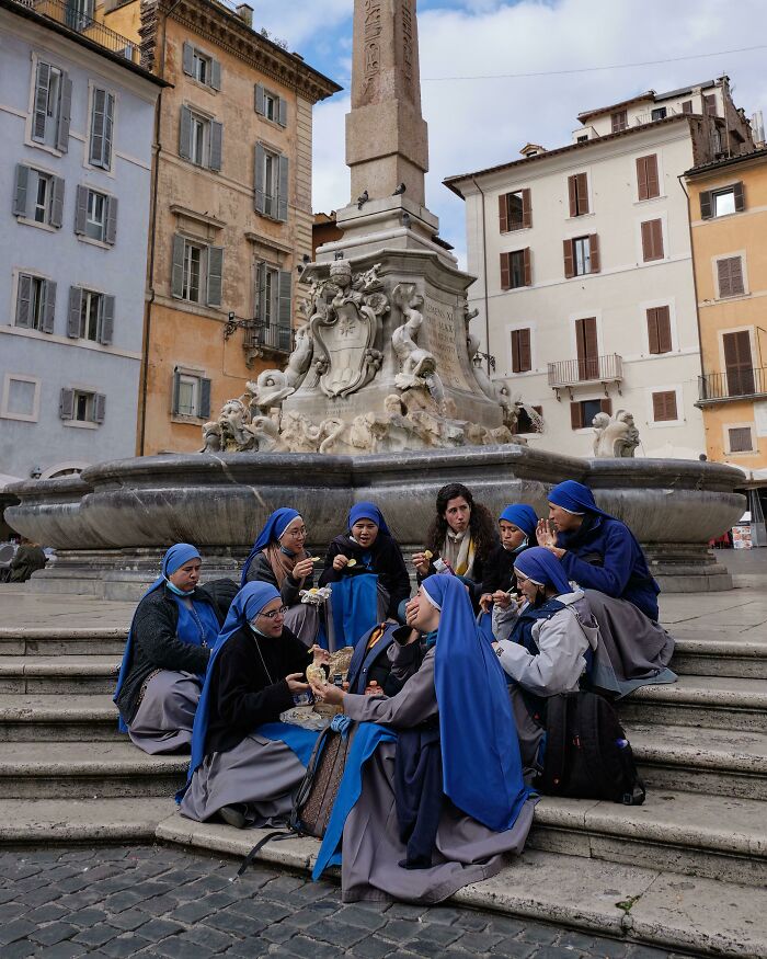Nuns on an interval, Rome