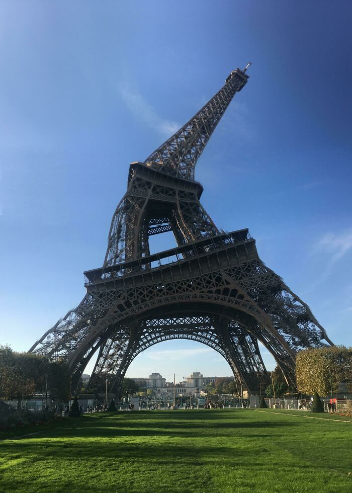 I got a panoramic photo of the Eifel tower; this is the result